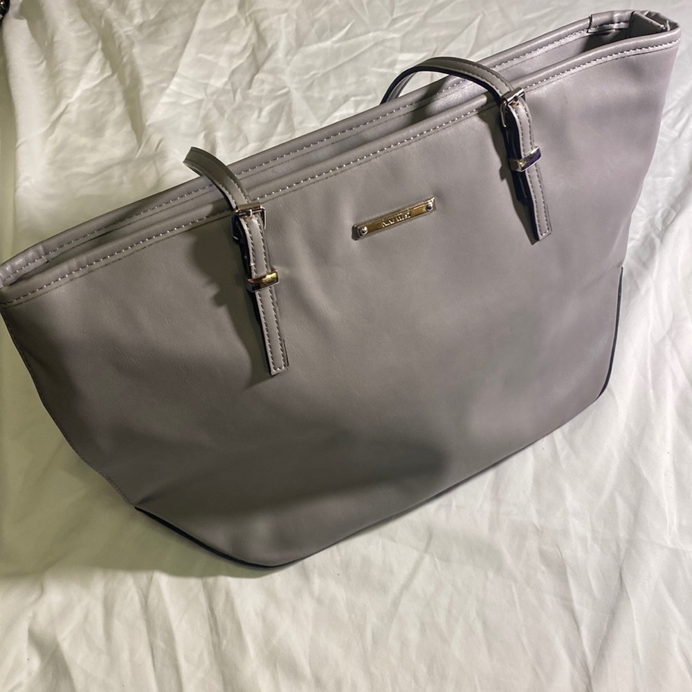 Nine West woman’s satchel bag size 16X11
